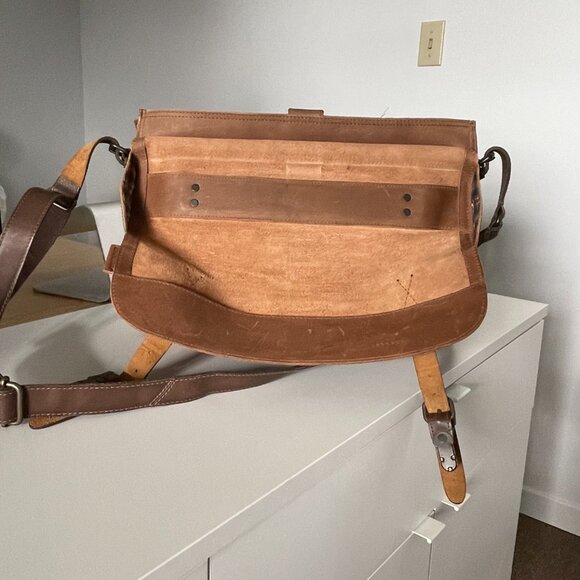 Aunts & Uncles Fella Leather Messenger Bag - Picture 9 of 13